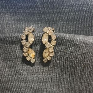Vntg rhinestone clip on earrings.